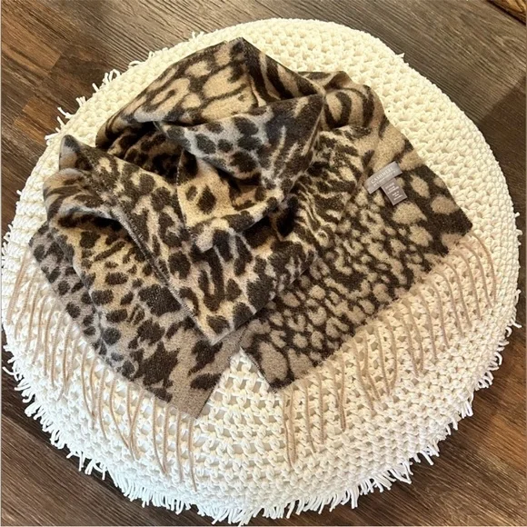 Charter Club Animal Print Scarf in Beige and Brown %100 Chasmere - Picture 4 of 5